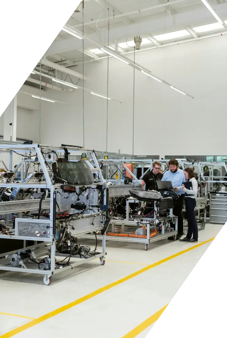 Mitarbeiter in einem industriellen Arbeitsbereich mit Maschinen