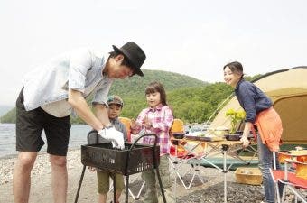 バーベキューを家族で行なっている様子