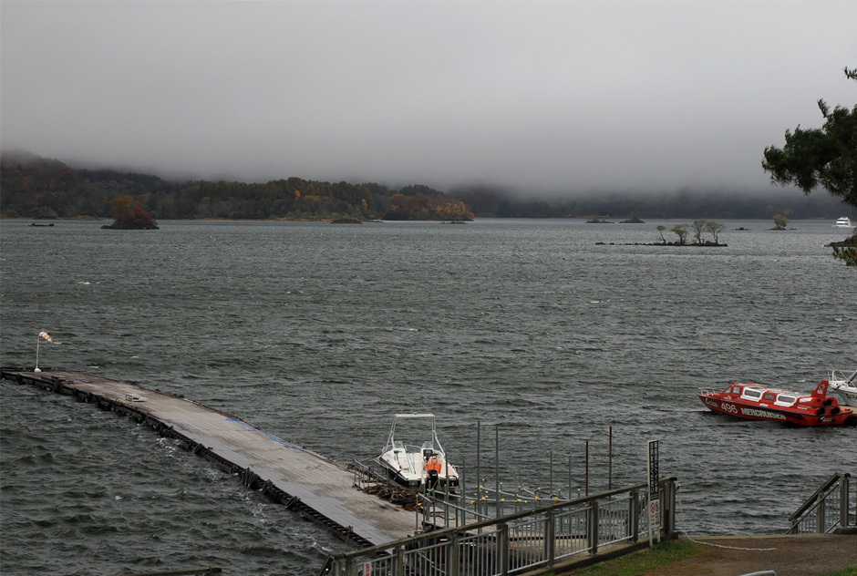 251103-30420 荒れ模様の桧原湖 940×632