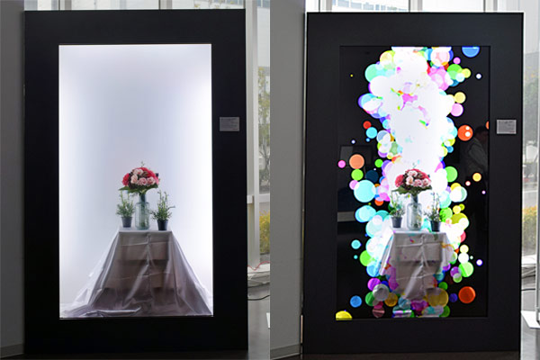 90型「シースルー液晶ディスプレイ」映像重視タイプ （左は映像を表示してない時　右は映像を表示している時）