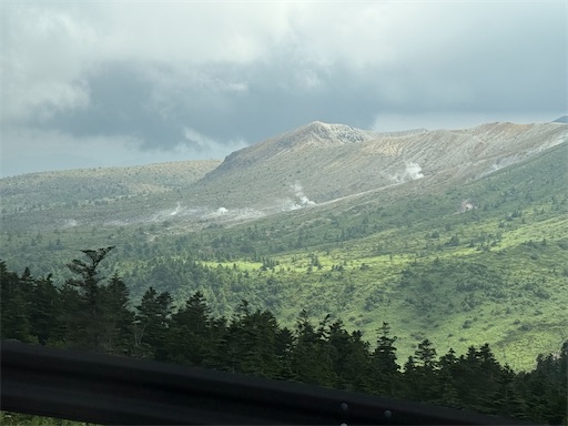 スカイレーターに乗るまでの車窓。ところどころに噴煙が上がっています。