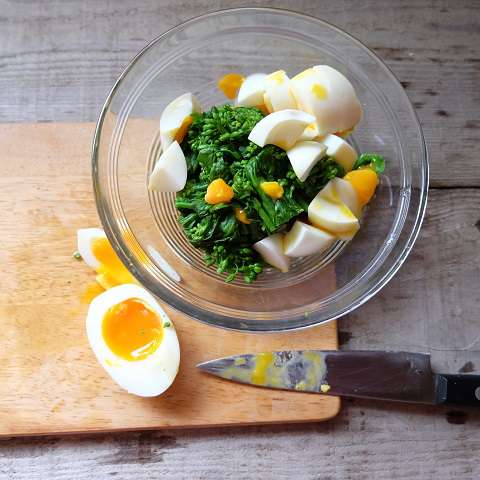 半熟卵と茹でた菜花を混ぜる