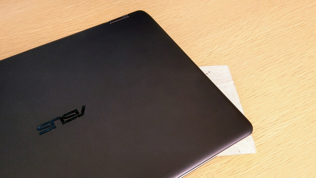 f:id:hrktksm:20181120230853j:plain フォルダブルをラップトップに挟んだ写真