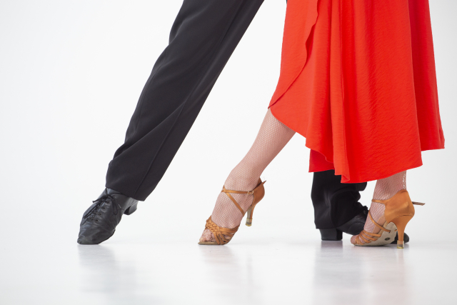 社交ダンスをする男女の足元