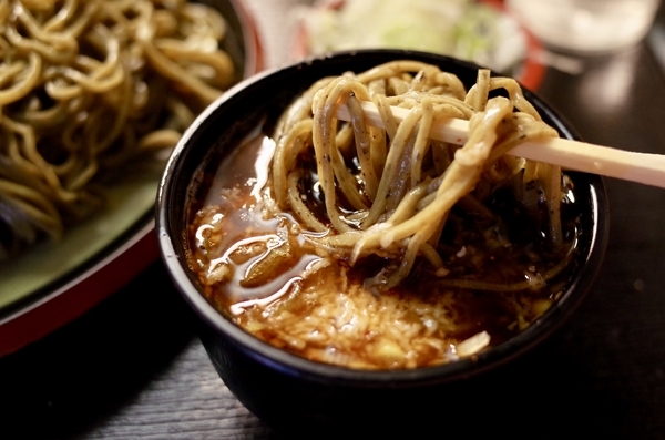 黒胡麻ダッタン蕎麦を鯖出汁とろろで手繰る