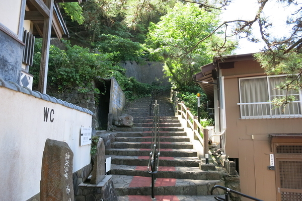 旧港屋旅館前の石段