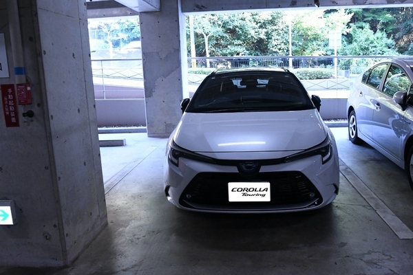 亀の井ホテル有馬駐車場のカローラツーリング