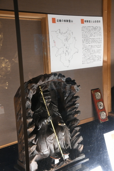 食堂内の宝物展示