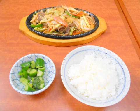 つくばエクスプレスの青井駅と六町駅を最寄駅とする東京都足立区青井5丁目にある韓国家庭料理すざくのプルコギ定食 つくばエクスプレスの青井駅と六町駅を最寄駅とする東京都足立区青井5丁目にある韓国家庭料理すざくのプルコギ定食