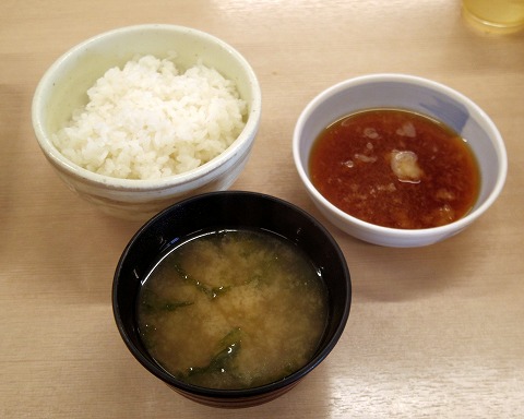 埼玉県富士見市大字針ケ谷にある天ぷら店「あげたて天兵衛 254号線富士見店」御飯、味噌汁、天つゆ