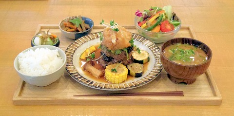 茨城県ひたちなか市中根にあるカフェ「CAFE AND SPACE TOIRO」ランチプレート常陸牛ハンバーグ