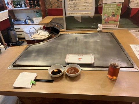 神奈川県横浜市中区住吉町5丁目にある「鉄板焼 どんぱん」店内