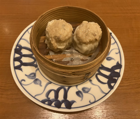 埼玉県所沢市くすのき台1丁目にある中華料理店「北京飯店 グランエミオ所沢店」干し貝柱肉大焼売2個