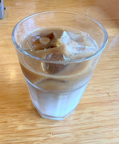 茨城県龍ケ崎市中根台4丁目にある「洋食厨房 Country House Cセットのドリンク(アイスカフェラテ)