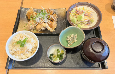 千葉県松戸市牧の原1丁目にある和食、ファミリーレストランの「藍屋 松戸八柱店」若鶏の竜田揚げ黒酢定食