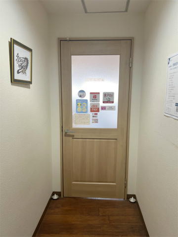 神奈川県横浜市神奈川区大口通にあるカフェ「カフェてんだぁ」店舗入口の扉