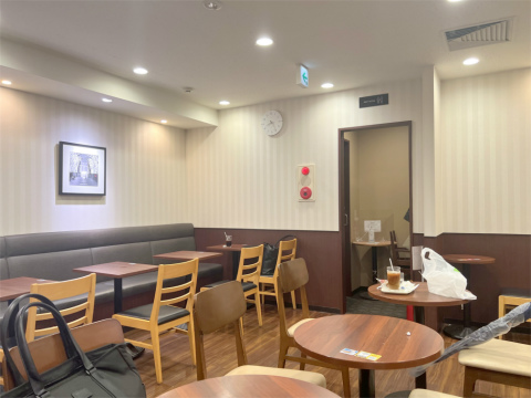 東京都足立区足立3丁目にあるカフェ「DOUTOR COFFEE SHOP ドトールコーヒーショップ 五反野駅前店」店内