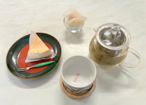 埼玉県秩父市三峰にあるカフェ「三峯ちどりや」くろもじハーブティーと手づくりチーズケーキとサービスのココナッツミルクの綿菓子