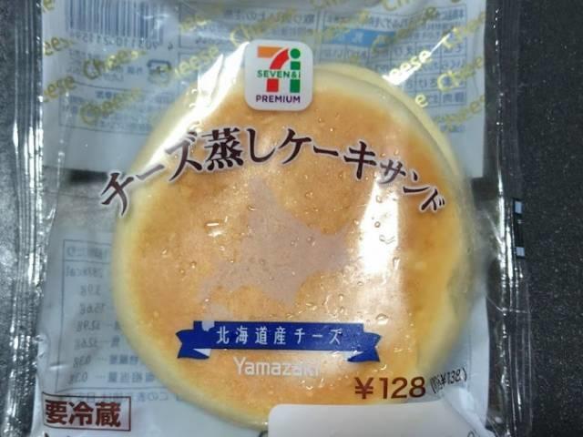 セブンプレミアムの「チーズ蒸しケーキサンド」パッケージ