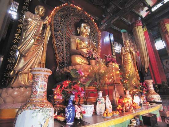 Buddhism: temple in Kunming, China