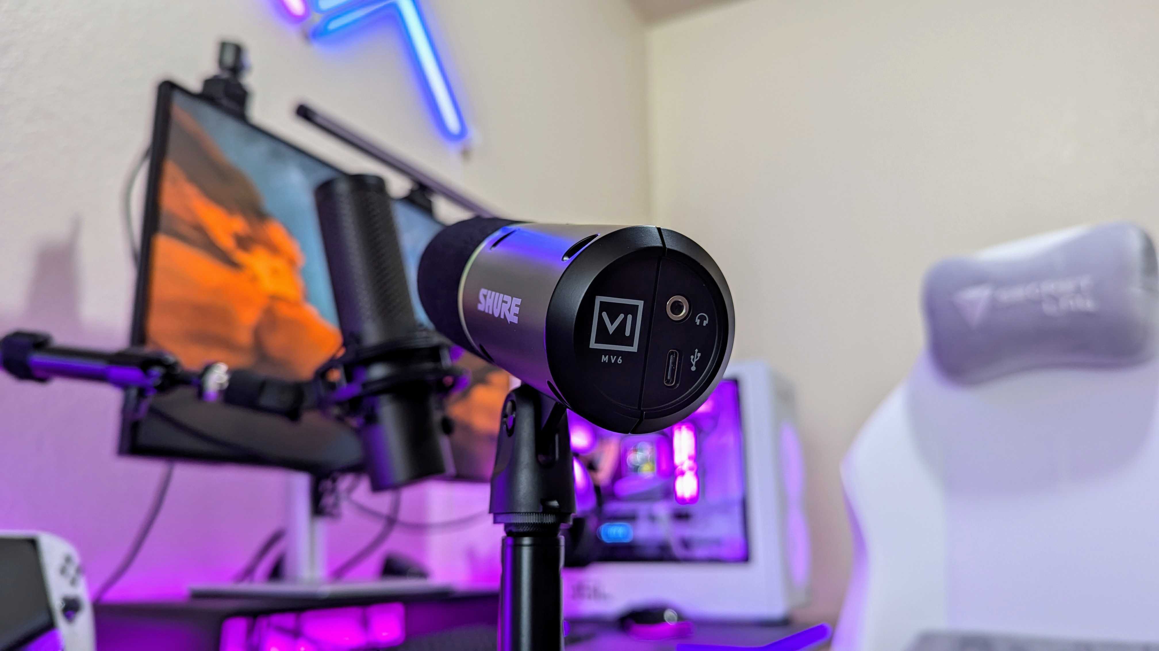Image of the Shure MV6 USB microphone.