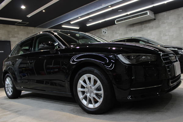 アウディA3右側面前方