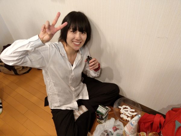 ▲会場の片隅で、不審な動きをしている参加者の姿が発見された。