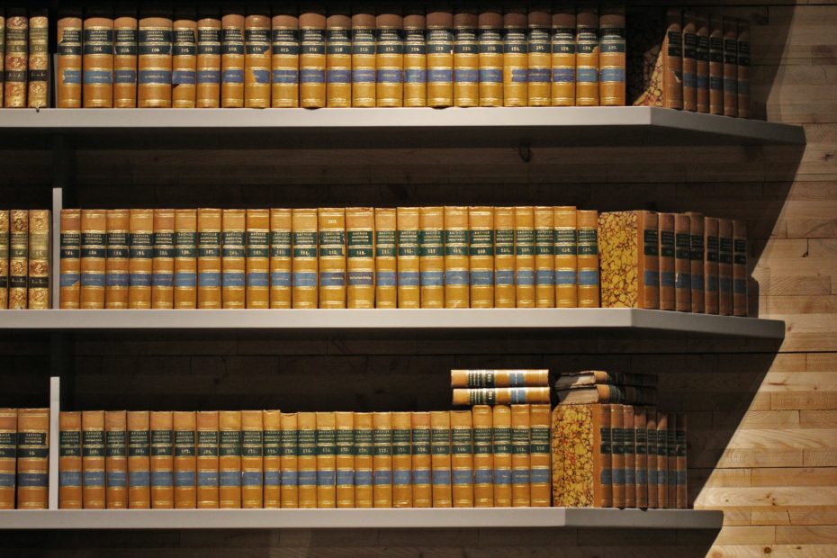 Das Bild zeigt ein Bücherregal in Anlehnung an das Python Set.