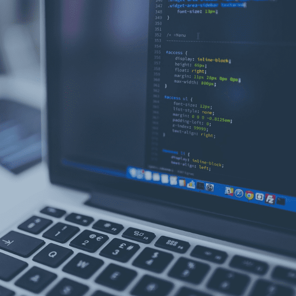 Das Bild zeigt ein MacBook, das ein Programmierungstool offen hat mit einigen Zeilen Code.