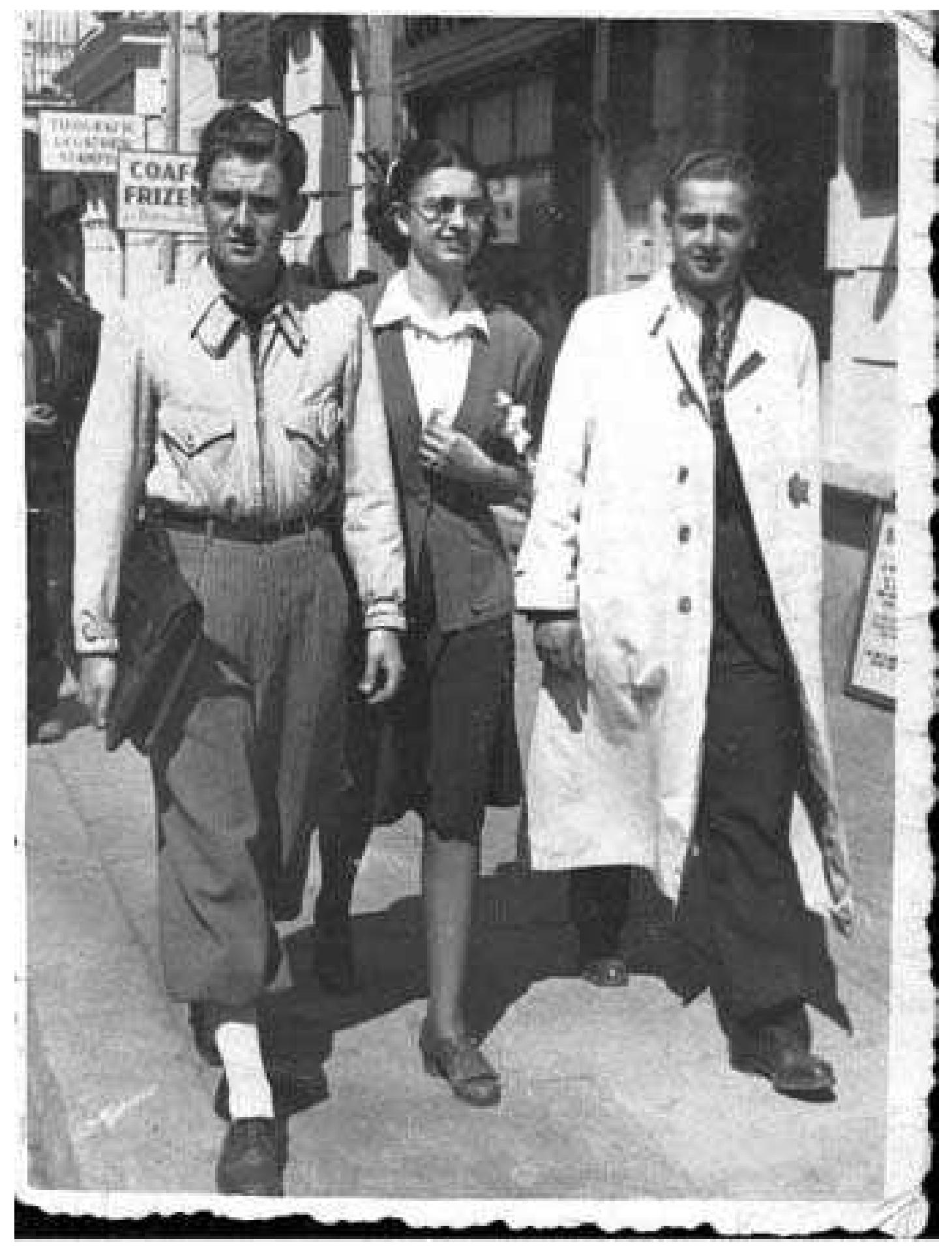 FIGURE 9 City Dermer, Berthold Geisinger and unidentified person, May 1943. Reproduced by kind permission of City Dermer and Berthold Geisinger. 