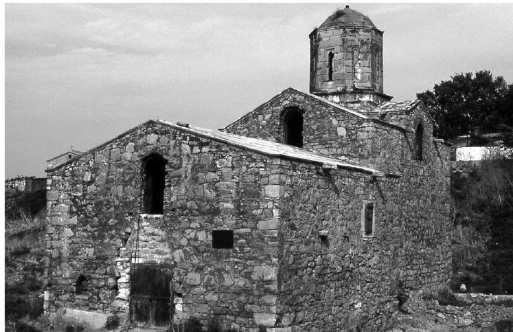 Fig. 4a. Caffa (Féodossia), Hayots Berd/Quar- antaine. Eglise Saint-Jean Baptiste (c. 1348) et son narthex. Vue S.O. 