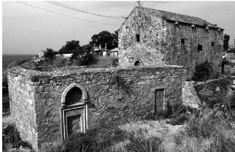 Fig. 8a. Caffa (Féodossia), Hayots Berd/Quaran- taine. Saint-Jean et narthex. Vue S.O. 