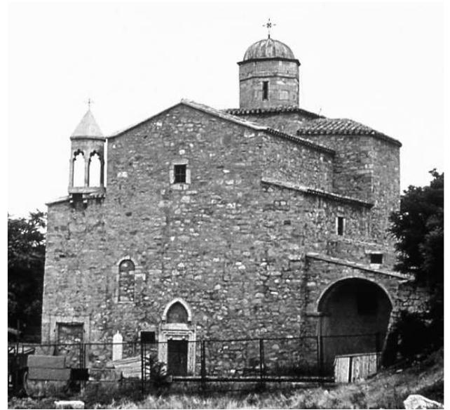 Fig. 12.a. Caffa (Féodossia). Eglise Saints-Archanges (1408). Vue S.O.  Fig. 11a. Caffa (Féodossia). Eglise Saints-Arch- anges (1408). Plan d’aprés A. Jakobson et Y. Tamanyan  Fig. 11a. Caffa (Féodossia). Eglise Saints-Arch- anges (1408). Plan d’aprés A. Jakobson et Y. Tamanyan 