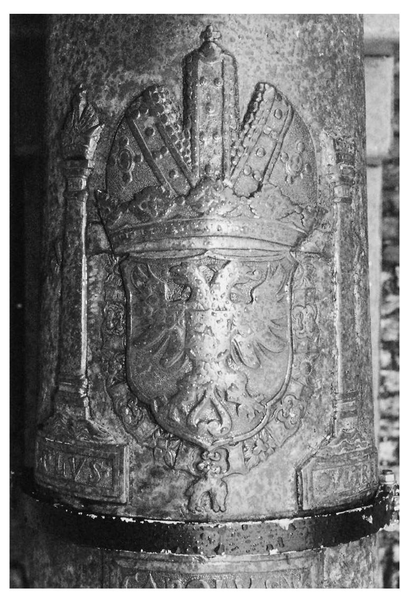 Figure 6. Coat of arms of Charles V on the Enkhuizen gun (Photo: R. Roth).  calculation of saker 716 (b) in the same calibre as No. 709 from Dunwich demon- strated this clearly as also does the simi- larity to saker 345. The Enkhuizen gun signifies therefore a development stage between the Dunwich gun and saker 345 which is a new, more balanced design by the same founder for a shorter gun and for use with the same propellant. The first reinforce is shorter but followed by a longer second reinforce like the Enkhuizen gun in comparison with the Dunwich gun. More obvious are the slighter proportions at the vent of saker 345 in comparison with saker 716 (b) and the somewhat greater strength in the forward parts of the gun. This results in a weight difference of less than 400 lb despite the much greater length and unusually small calibre of the Enkhuizen saker 716. 