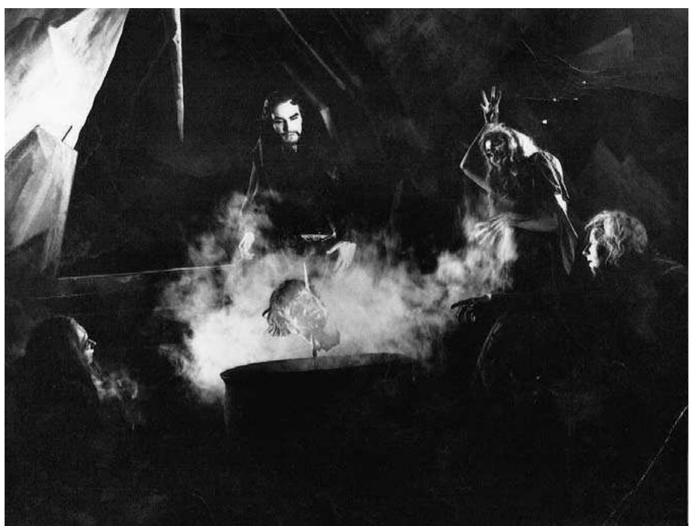 16 Laurence Olivier as Macbeth, with the witches, from Glen Byam Shaw’s 1955 Stratford-upon-Avon production. 