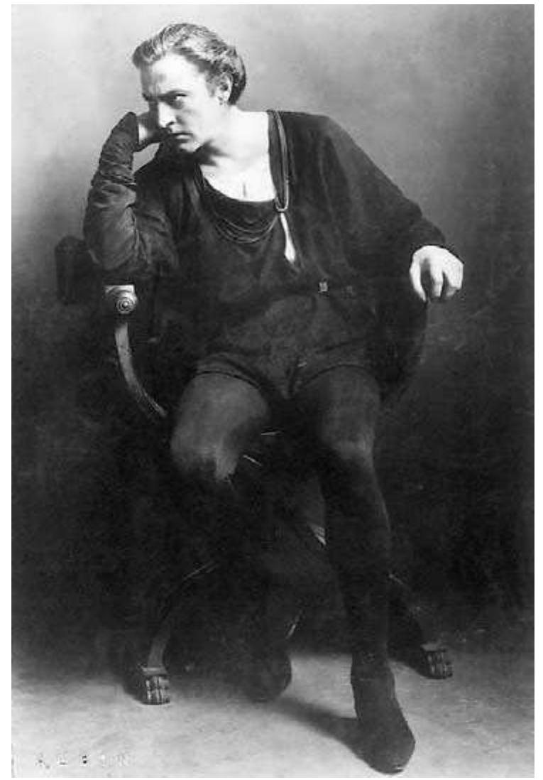 32 John Barrymore as Hamlet in the 1922 New York production. 