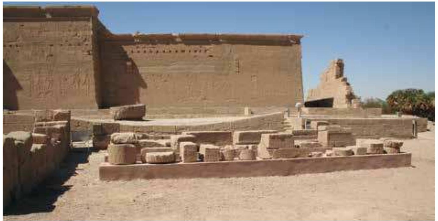 Fig. 39 The new block exhibition at the Temple of Hathor on Agilkia; the Temple of Isis is seen in the background 