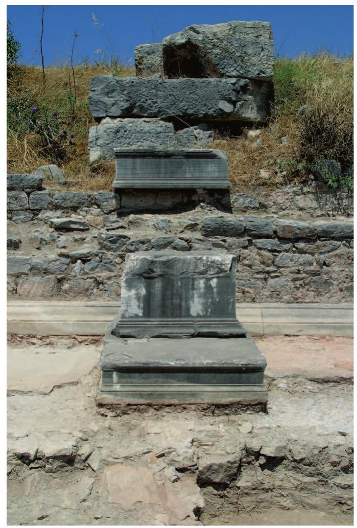 Fig. 6: Ephesos, Gymnasium of Vedius: altar within the ‘Kaisersaal’. OAW/OAI (N. Gail) 