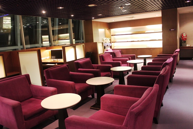 ラウンジチェアとパソコン付きのワークデスク