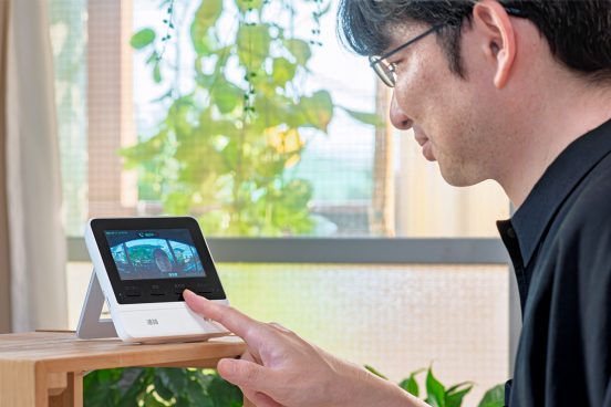 「最初の防犯アイテム」といえばコレ！ 貼るだけ5分のテレビドアホンで築50年の部屋が要塞と化した