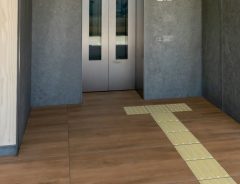 息子が大好きなデザインのクッションを手にしていた男性　声をかけた展開と結末にウルッ