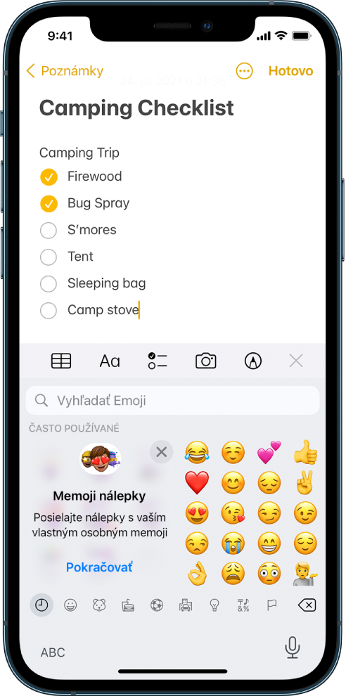 Poznámka upravovaná v apke Poznámky s otvorenou klávesnicou emoji a poľom Hľadať emoji v hornej časti obrazovky.