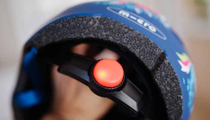 ヘルメットのサイズ調整ダイヤル