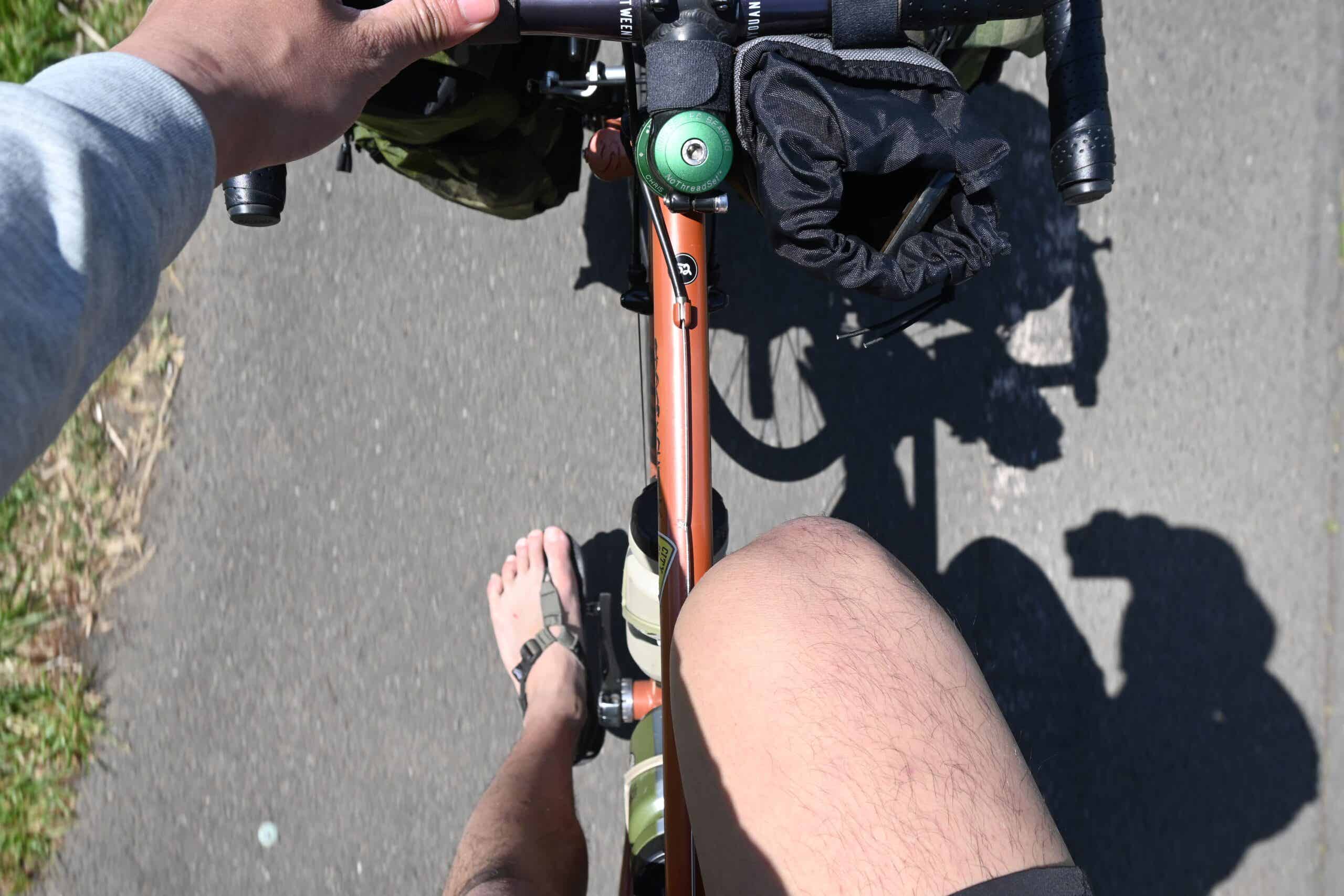 サンダルで自転車に乗る男性