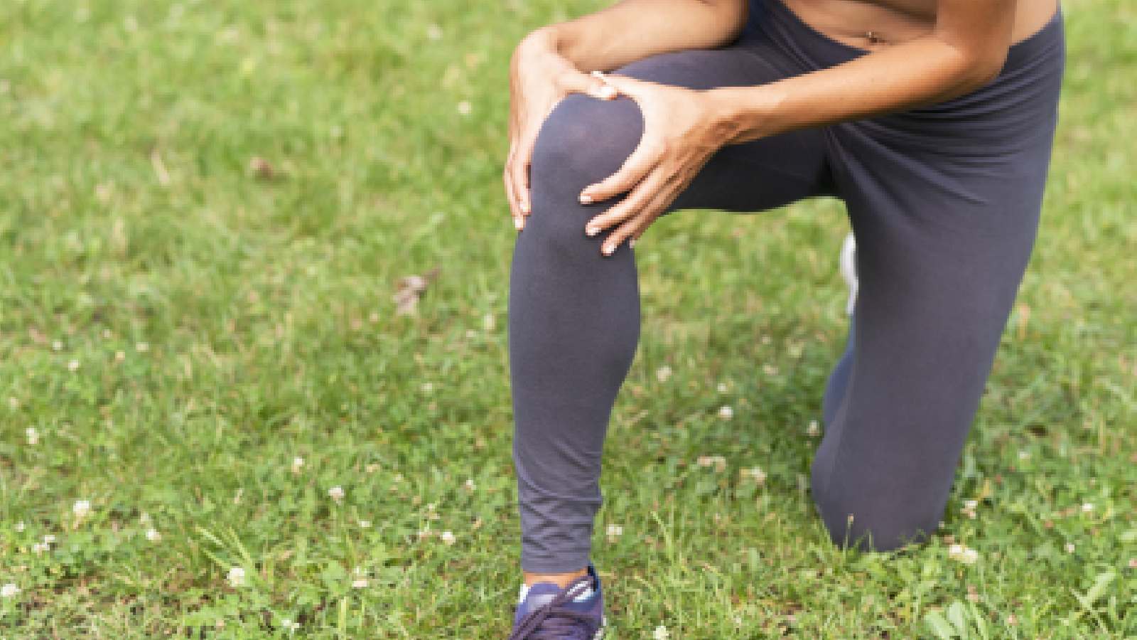 A woman having knee pain due to arthritis