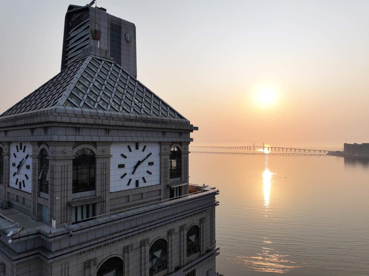 港珠澳大桥旁的哨所