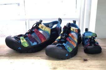 キーンのタイダイ柄サンダル