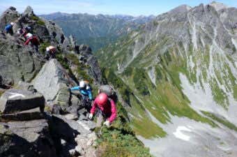 ヘルメットをかぶった登山者