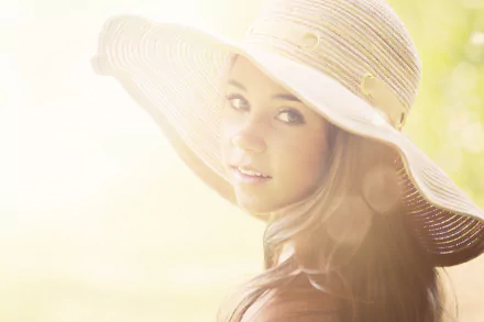 Soft 4K Ultra HD PC desktop wallpaper photography of a child in a wide-brim straw hat, sunlit portrait with warm bokeh background.