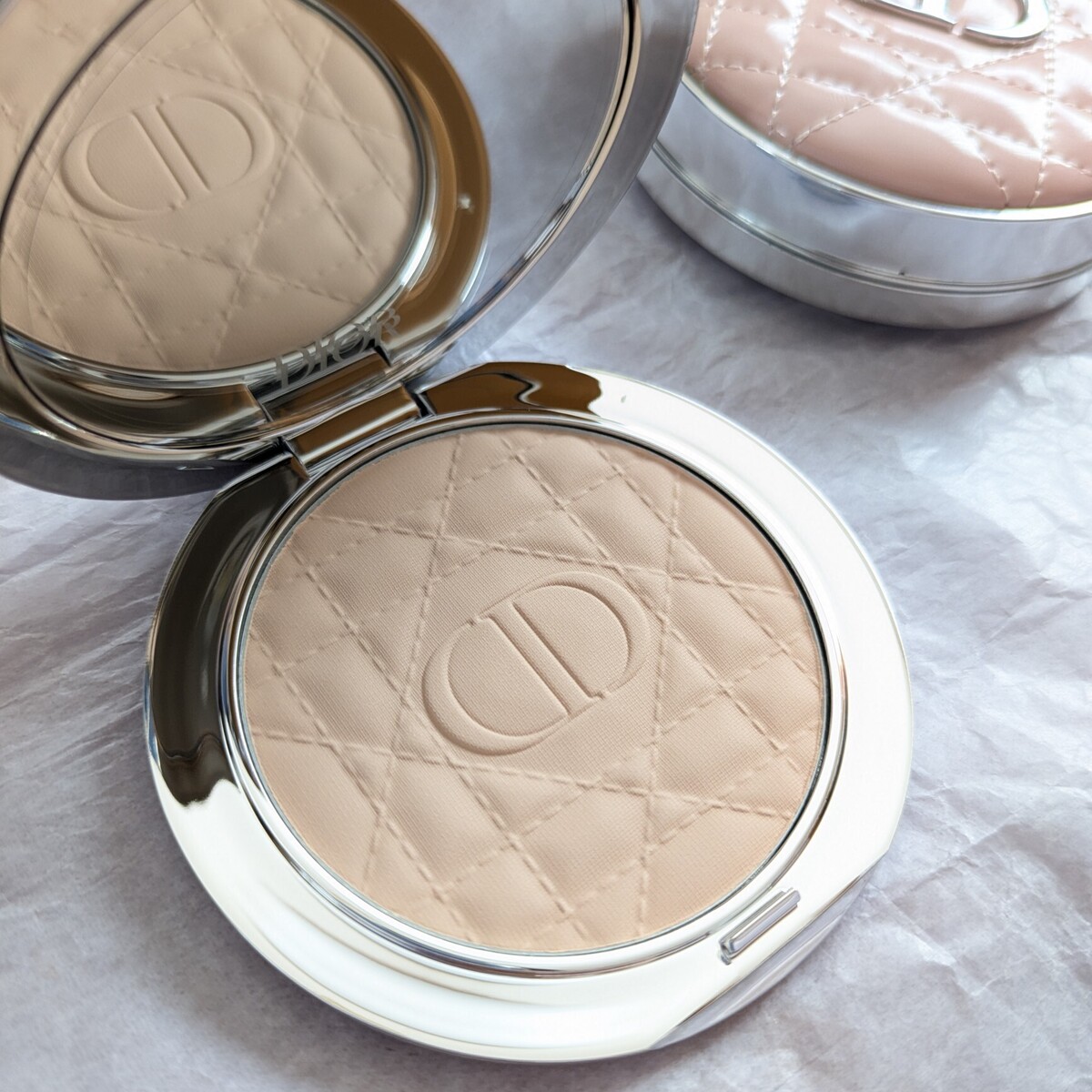 新作フェイスパウダー【Dior（ディオール）】秋のベースメイクは毛穴レス肌！